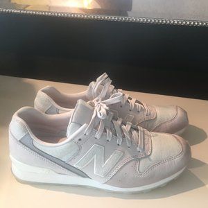 New Balance 696 Ivory Sneaker - Size 9